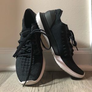 UNDER ARMOUR BLACK AND WHITE SNEAKERS